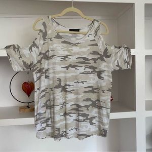 Sporty & Cute camo t-shirt with open shoulder and tied short sleeves